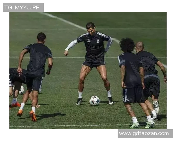 揭秘足球明星体脂最低的秘密与训练方法分析 揭秘足球明星体脂最低的秘密与训练方法分析